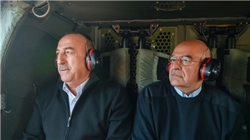 Der griechische Außenminister Nikos Dendias (r.) und sein türkischer Amtskollege Mevlüt Cavusoglu bei einem gemeinsamen Flug über die erdbebengeschädigten Gebiete in der Türkei.