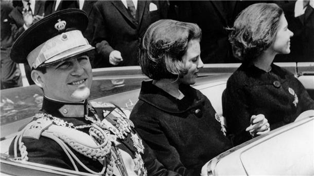 Vor 50 Jahren schafften die Griechen die Monarchie ab Der griechische König Konstantin mit seiner Braut, Prinzessin Anne-Marie von Dänemark (M) und seiner Schwester Prinzessin Irene (r) bei seinem ersten offiziellen Staatsbesuch in Mazedonien (Jugoslawien).