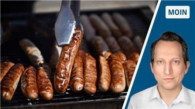 Warum wir noch mit Kohle grillen und auf Mayonnaise setzen Links im Bild sind Bratwürste zu sehen. Rechts ist der Kopf des Autors zu sehen.