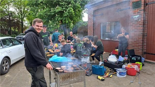 Der Grillmeister bei der Arbeit: Die Landjugend Bramel macht Pause bei der 72-St...