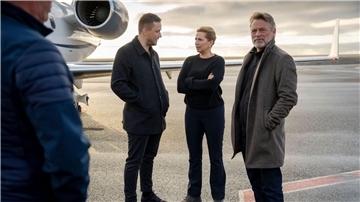 Der grönländische Regierungschef Jens-Frederik Nielsen (links) begrüßte die dänische Ministerpräsidentin Mette Frederiksen und ihren Ehemann Bo Tengberg am Dienstagabend in Nuuk.