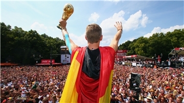 Der größte Moment seiner Karriere: Bastian Schweinsteiger gewinnt mit der Fußball-Nationalmannschaft 2014 dem WM-Titel und lässt sich in Berlin feiern. Am Freitag startet der Film „Schweinsteiger: Memories – Von Anfang bis Legende“ beim Streamingdienst Amazon Prime. Im Vorfeld gibt es auf NORD|ERLESEN ein Interview mit Produzent Til Schweiger.