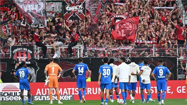 Der große Frust: Die Leverkusener Spieler nach dem 3:3 in Bremen vor den mitgereisten Fans.