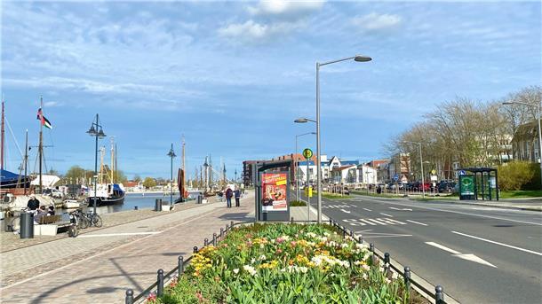 Der große Museumshafen in Greifswald: Die Stadt hat die Hauptverkehrsachse daran entlang zur Flaniermeile umgebaut, die Fahrstreifen in beide Richtungen dafür verschlankt und den Mittelstreifen schön begrünt.
