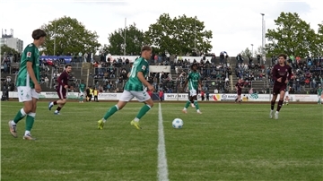 Der SV Werder Bremen spielt im Nordseestadion in Bremerhaven gegen den OSC.