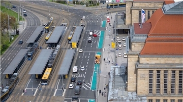 Der grüne Streifen vor dem Leipziger Hauptbahnhof wurde im April angelegt. Er ist für Radfahrer reserviert.