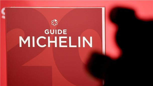 Michelin vergibt Rekordzahl an Sternen Der Guide Michelin für Deutschland wird am Rande der Verleihung der Sterne gezeigt.