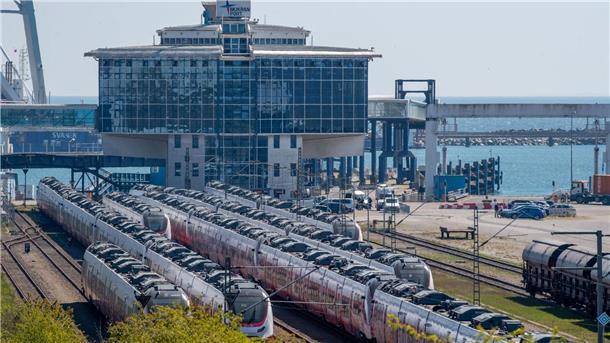 LNG in Mukran: Landesregierung MV bittet Bund um Aufschub Der Hafen im mecklenburgischen Sassnitz-Mukran. Hier soll ein LNG-Terminal entstehen.