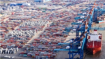 Der Hafen wird durch Digitalisierung Arbeitsplätze verlieren - das kann man nicht schön reden, sagen die Informatiker.