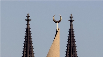 Der Halbmond auf einer Moschee ist zwischen den Türmen des Kölner Doms zu sehen. Der Auftritt eines hochrangigen afghanischen Taliban-Funktionärs in einer Kölner Moschee löst harsche Kritik aus.