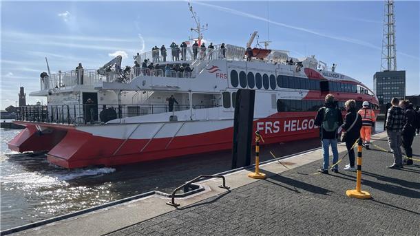 Anreise nach Helgoland: 7 Unterschiede zwischen „Helgoland“ und „Halunder Jet“ Blick auf ein Schiff, das anlegt. Der Halunder Jet im Test: 7 Unterschiede zur Fahrt mit dem Seebäderschiff nach Helgoland.