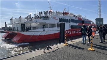 Blick auf ein Schiff, das anlegt. Der Halunder Jet im Test: 7 Unterschiede zur Fahrt mit dem Seebäderschiff nach Helgoland.