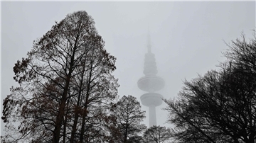 Der Hamburger Fernsehturm ist bei Nebel und Regen nur undeutlich zu erkennen.