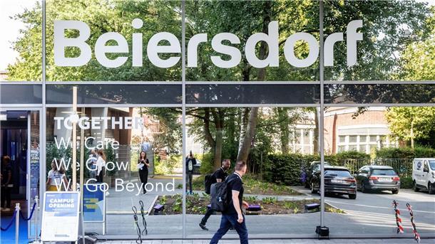 Der Hamburger Konsumgüterkonzern Beiersdorf hält an seinen Jahreszielen fest. 