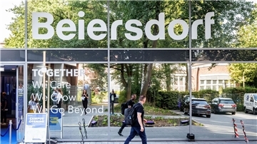 Der Hamburger Konsumgüterkonzern Beiersdorf hält an seinen Jahreszielen fest. 