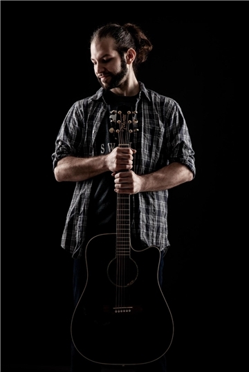 Der Hamburger Sänger und Gitarrist Mario Kuzyna tritt bei Food and Music in Bremerhaven auf.