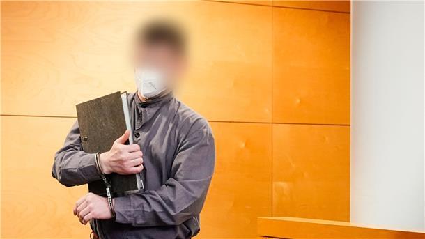 Nach Urteil um Polizistenmorde legt Verteidiger Revision ein Der Hauptangeklagte kommt in den Verhandlungssaal des Landgerichts Kaiserslautern.