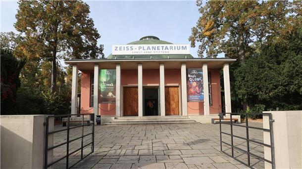 Der Haupteingang des Planetariums in Jena.