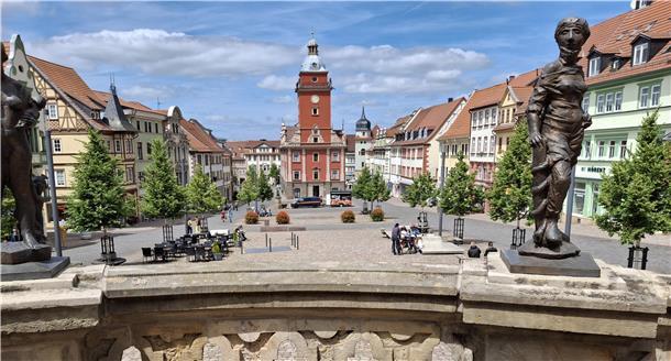 Aki-Schlösser-Serie: Streckenwahl geht auch schon mal per Münzwurf Der Hauptmarkt in Gotha mit dem Alten Rathaus im Hintergrund.