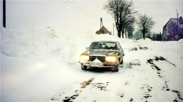 Mercedes auf schneebedeckter Straße.