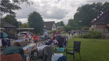 Der Hepstedter Langschläfer-Flohmarkt geht in die zweite Runde: Am 21. Mai verwandelt sich die Sandortstraße in eine Verkaufs- und Stöbermeile. Anmeldungen sind noch möglich.