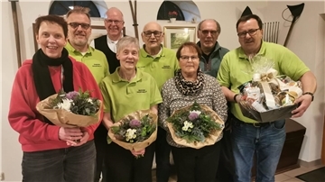 Der Hesedorfer Heimatverein ist auf der Suche nach Verstärkung für den Vorstand. Das Foto zeigt Sabine Fischer (von links), Oliver Schulz, den Vereinsvorsitzenden Henry Fischer, Anne Topel, Uwe Kenzler, Elke Viebrok, Wilfried Lippke und Stefan Barnekow.