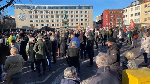 Der Heuss-Platz ist schon eine halbe Stunde vor Demo-Beginn gut gefüllt.