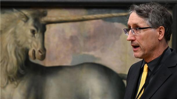 Der Historiker Michael Philipp klärt darüber auf, dass das Horn der Einhörner angeblich Vergiftungen heilen sollte. 