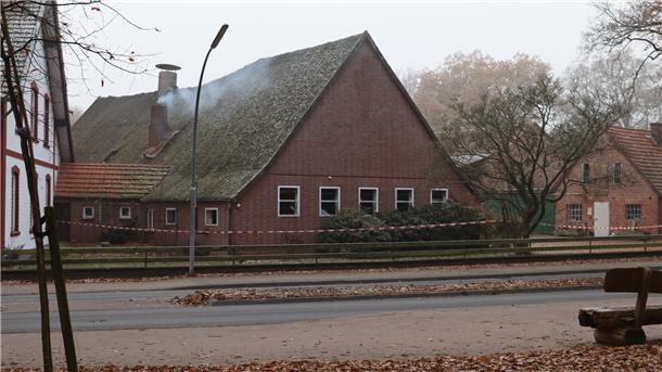 Explosion in Zeven: 31-Jähriger schwer verletzt Der Hof in Wistedt ist nach der Explosion abgesperrt. Die Polizei Zeven hat die Ermittlungen aufgenommen.