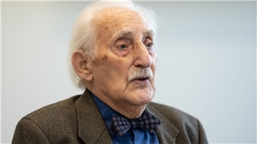 Der Holocaust-Überlebende Leon Weintraub spricht bei einem Pressegespräch an der Georg-August-Universität Göttingen.