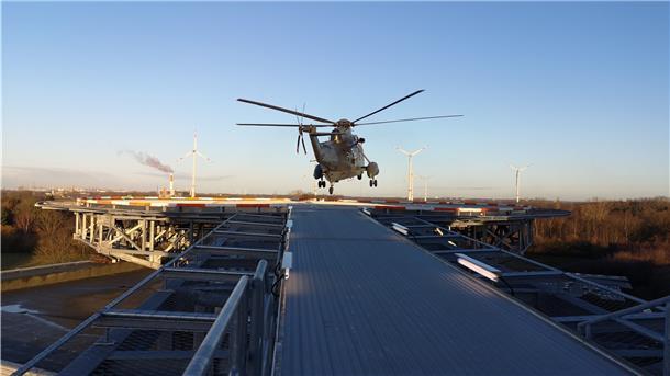 Ein Hubschrauber landet auf dem Klinikum Reinkenheide. 