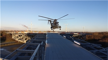 Ein Hubschrauber landet auf dem Klinikum Reinkenheide. 