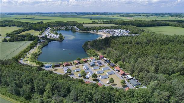 Der Kransburger See ist umgeben vom Campingpark der Familie Brandt. In Kürze werden die Elemente für einen neuen Aqua Chimp auf dem See installiert.