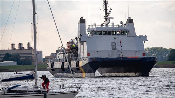 Die schönsten Bilder von der herrlichen Schiffs-Parade Der imposante Zollkreuzer "Borkum".