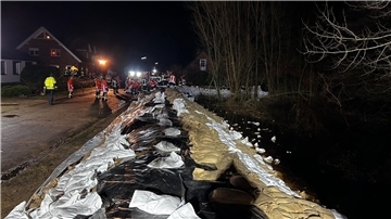 Der in Brauel mit Sandsäcken verstärkte Deich schützt die umliegenden Häuser vor Wasser.