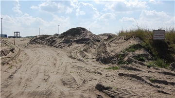 Der in dem Spülfeld neben der Raiffeisenstraße gelagerte Hafenschlick ist im Herbst wieder abgefahren und in einer Spezialdeponie entsorgt worden. Während die Untersuchung des Schlamms vor der Sedimenträumung hohe Belastungen an einzelnen Stellen ergeben hatte, konnten diese bei Beprobungen auf dem Spülfeld nicht mehr festgestellt werden, heißt es aus Hannover.