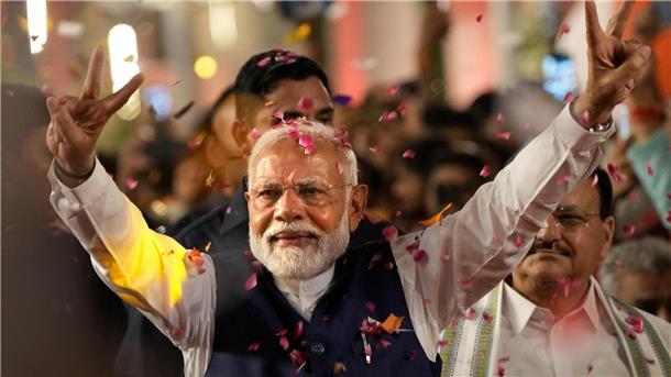 Nach Wahlschlappe: Modi versucht Regierungsbildung Der indische Premierminister Narendra Modi begrüßt seine Anhänger bei der Ankunft in der Zentrale der Bharatiya Janata Party (BJP).
