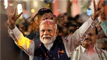 Der indische Premierminister Narendra Modi begrüßt seine Anhänger bei der Ankunft in der Zentrale der Bharatiya Janata Party (BJP).