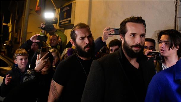 Rumänien: Tate-Brüder aus U-Haft entlassen - Hausarrest Der Influencer Andrew Tate (l) und sein Bruder Tristan wurden nach drei Monaten Untersuchungshaft in Bukarest aus dem Gefängnis entlassen.
