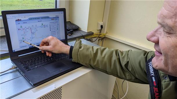 Der Ingenieur Christian kleine Holthaus erklärt die Arbeitsweise der Raumluftfilteranlage am Computer.