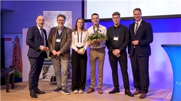 Der Inhaber des Genusshotels Peter in der Wingst, Claus Peter (2. von links), gewinnt mit seinem Azubi-Team beim 1. Nordseetourismustag der TANO in Bremerhaven das „Goldene Leuchtfeuer“ in der Kategorie Publikumspreis. Mario Schiefelbein (links) und Holger Heymann (rechts) von der TANO übergeben den Preis.