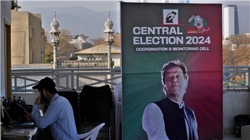 Der inhaftierte Ex-Premier Imran Khan mit dessen Oppositionspartei PTI liegt bei der Parlamentswahl in Pakistan bisher vorne. Die Auszählung der Stimmen läuft noch.
