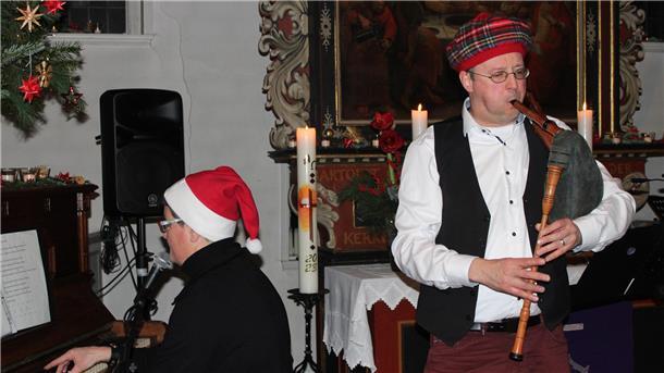 Der Initiator der Altluneberger Weihnachtskonzerte, Simon Bellett (rechts auf dem Foto), hatte zusammen mit seiner Ehefrau Kathrin (hier am Klavier) wieder ein niveaureiches Programm zusammengestellt.