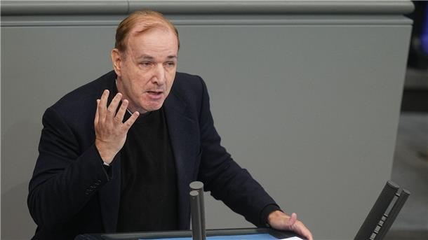 Der innenpolitische Sprecher der AfD-Fraktion, Gottfried Curio, sagte mit Blick auf den russischen Angriffskrieg: „Der Bürger will eine Regierung, die sich kümmert, aber um die Probleme im Land und nicht Milliarden in der Ukraine verbrennt.“ 