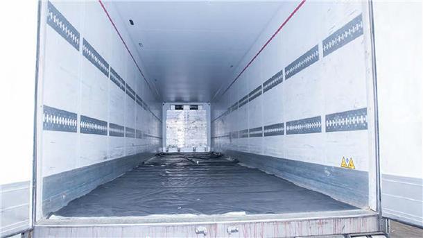 Nach Tod von 39 Migranten in Lkw: 19 Verdächtige angeklagt Der Innenraum des Lasters, in dem vor dreieinhalb Jahren 39 Menschen starben.