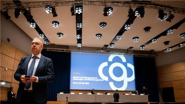 Gläubiger stimmen für Galeria-Sanierungsplan Der Insolvenzverwalter Stefan Denkhaus während der Gläubigerversammlung von Galeria Karstadt Kaufhof in der Messe Essen.