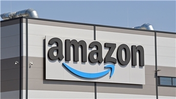 Der Internet-Konzern Amazon hat mit dem ersten größeren Personalabbau in seiner Firmengeschichte begonnen.