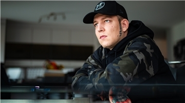 Marcel Eris, YouTuber, spricht bei einem Interview in seiner Wohnung