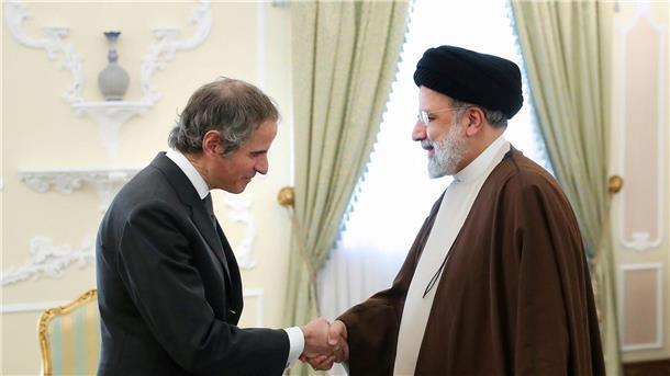Iran stimmt genaueren Atominspektionen zu Der iranische Präsident Ebrahim Raisi (r) empfängt IAEA-Chef Rafael Grossi im Präsidialamt in Teheran.