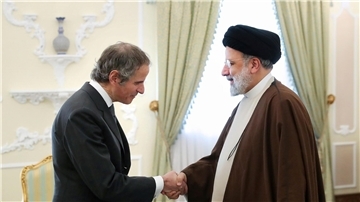 Der iranische Präsident Ebrahim Raisi (r) empfängt IAEA-Chef Rafael Grossi im Präsidialamt in Teheran.